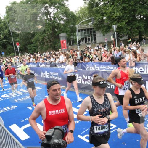 29.06.2025 - hella hamburg halbmarathon Michael Strokosch http://msf.ph/oto/8538218 29.06.2025 10:52:53 Ziel  meine-sportfotos.de