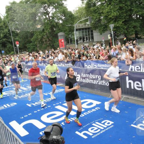 29.06.2025 - hella hamburg halbmarathon Michael Strokosch http://msf.ph/oto/8538221 29.06.2025 10:52:54 Ziel  meine-sportfotos.de