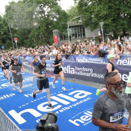 29.06.2025 - hella hamburg halbmarathon Michael Strokosch http://msf.ph/oto/8538234 29.06.2025 10:52:57 Ziel  meine-sportfotos.de