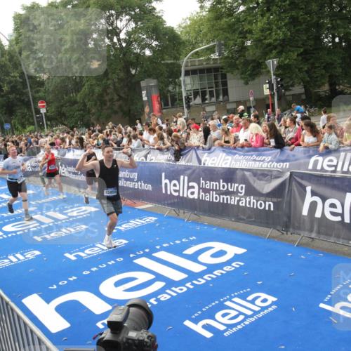 29.06.2025 - hella hamburg halbmarathon Michael Strokosch http://msf.ph/oto/8538237 29.06.2025 10:35:33 Ziel  meine-sportfotos.de