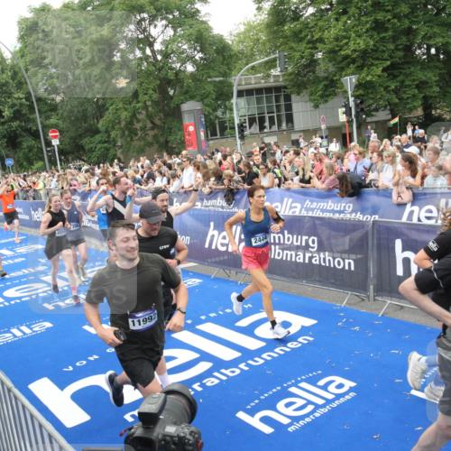 29.06.2025 - hella hamburg halbmarathon Michael Strokosch http://msf.ph/oto/8538238 29.06.2025 10:52:58 Ziel  meine-sportfotos.de