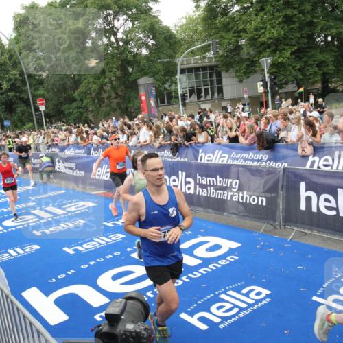 29.06.2025 - hella hamburg halbmarathon Michael Strokosch http://msf.ph/oto/8538250 29.06.2025 10:53:00 Ziel  meine-sportfotos.de