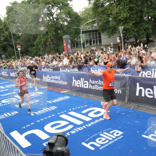 29.06.2025 - hella hamburg halbmarathon Michael Strokosch http://msf.ph/oto/8538254 29.06.2025 10:53:01 Ziel  meine-sportfotos.de
