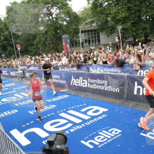 29.06.2025 - hella hamburg halbmarathon Michael Strokosch http://msf.ph/oto/8538256 29.06.2025 10:53:01 Ziel  meine-sportfotos.de