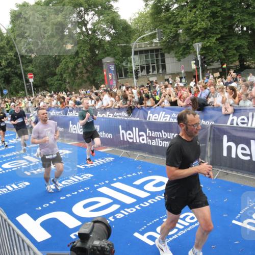 29.06.2025 - hella hamburg halbmarathon Michael Strokosch http://msf.ph/oto/8538265 29.06.2025 10:53:04 Ziel  meine-sportfotos.de