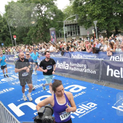 29.06.2025 - hella hamburg halbmarathon Michael Strokosch http://msf.ph/oto/8538286 29.06.2025 10:53:08 Ziel  meine-sportfotos.de