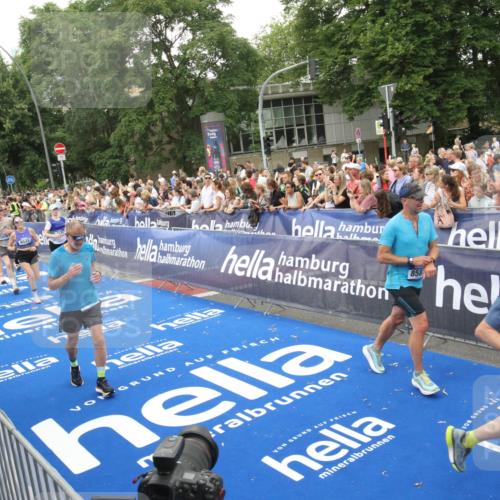 29.06.2025 - hella hamburg halbmarathon Michael Strokosch http://msf.ph/oto/8538294 29.06.2025 10:53:09 Ziel  meine-sportfotos.de
