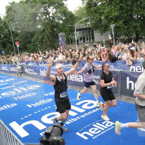 29.06.2025 - hella hamburg halbmarathon Michael Strokosch http://msf.ph/oto/8538309 29.06.2025 10:53:13 Ziel  meine-sportfotos.de