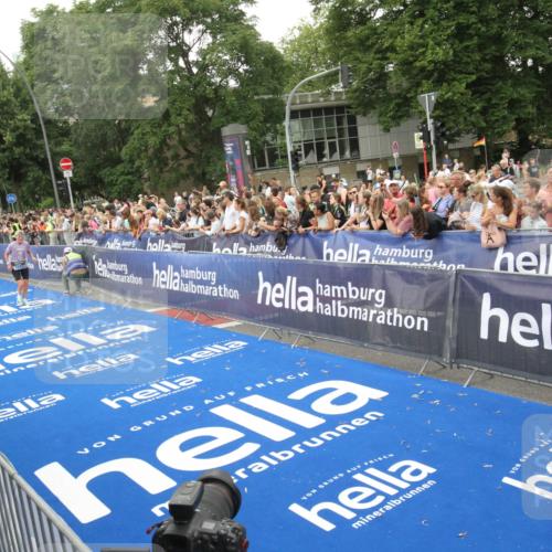29.06.2025 - hella hamburg halbmarathon Michael Strokosch http://msf.ph/oto/8538314 29.06.2025 10:53:13 Ziel  meine-sportfotos.de