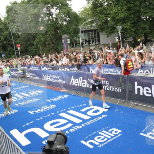 29.06.2025 - hella hamburg halbmarathon Michael Strokosch http://msf.ph/oto/8538318 29.06.2025 10:53:17 Ziel  meine-sportfotos.de