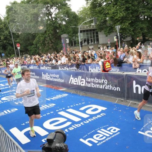 29.06.2025 - hella hamburg halbmarathon Michael Strokosch http://msf.ph/oto/8538320 29.06.2025 10:53:17 Ziel  meine-sportfotos.de