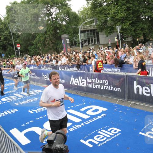 29.06.2025 - hella hamburg halbmarathon Michael Strokosch http://msf.ph/oto/8538322 29.06.2025 10:53:18 Ziel  meine-sportfotos.de