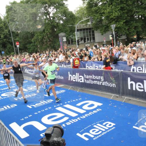 29.06.2025 - hella hamburg halbmarathon Michael Strokosch http://msf.ph/oto/8538326 29.06.2025 10:53:19 Ziel  meine-sportfotos.de