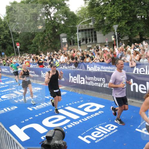 29.06.2025 - hella hamburg halbmarathon Michael Strokosch http://msf.ph/oto/8538342 29.06.2025 10:53:23 Ziel  meine-sportfotos.de