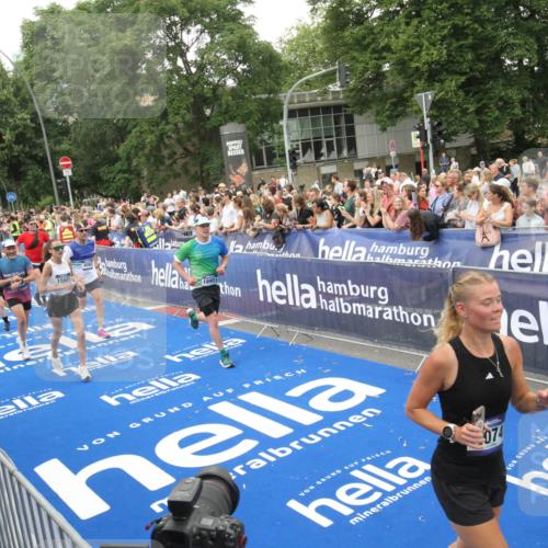 29.06.2025 - hella hamburg halbmarathon Michael Strokosch http://msf.ph/oto/8538348 29.06.2025 10:53:25 Ziel  meine-sportfotos.de