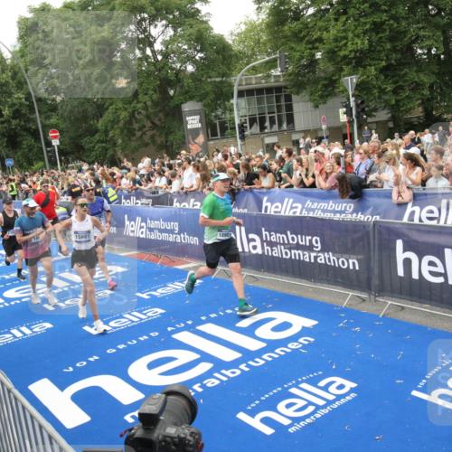 29.06.2025 - hella hamburg halbmarathon Michael Strokosch http://msf.ph/oto/8538349 29.06.2025 10:53:25 Ziel  meine-sportfotos.de
