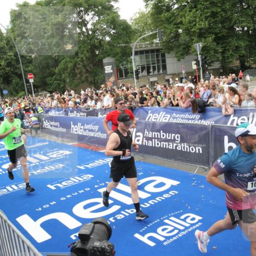 29.06.2025 - hella hamburg halbmarathon Michael Strokosch http://msf.ph/oto/8538352 29.06.2025 10:53:27 Ziel  meine-sportfotos.de