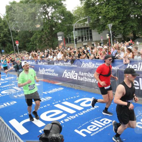 29.06.2025 - hella hamburg halbmarathon Michael Strokosch http://msf.ph/oto/8538353 29.06.2025 10:53:28 Ziel  meine-sportfotos.de