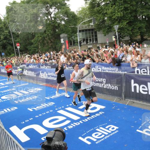29.06.2025 - hella hamburg halbmarathon Michael Strokosch http://msf.ph/oto/8538361 29.06.2025 10:53:32 Ziel  meine-sportfotos.de