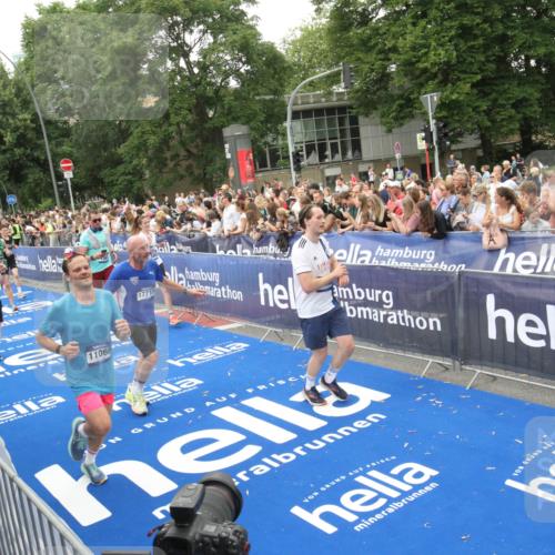 29.06.2025 - hella hamburg halbmarathon Michael Strokosch http://msf.ph/oto/8538366 29.06.2025 10:53:36 Ziel  meine-sportfotos.de