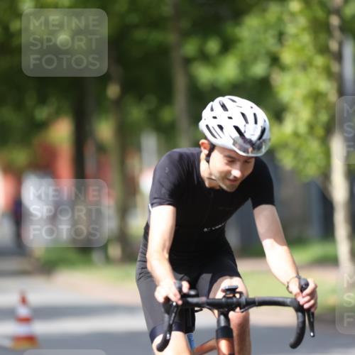 10.08.2025 - GEWOBA Citytriathlon Bremen Yannick Fuchs http://msf.ph/oto/8540946 10.08.2025 12:44:13 Radfahren 661, 669, 693, 703, 713, 731, 746, 908, 965, 1036 meine-sportfotos.de