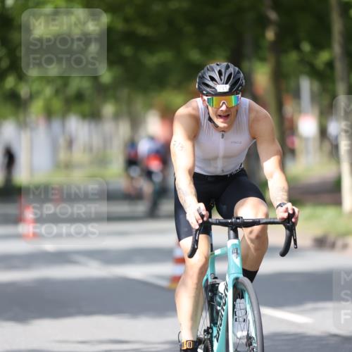 10.08.2025 - GEWOBA Citytriathlon Bremen Yannick Fuchs http://msf.ph/oto/8540982 10.08.2025 12:44:20 Radfahren 661, 669, 693, 703, 713, 731, 746, 911, 965 meine-sportfotos.de