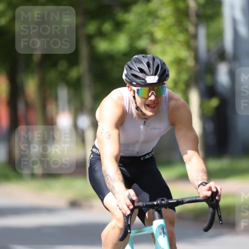 10.08.2025 - GEWOBA Citytriathlon Bremen Yannick Fuchs http://msf.ph/oto/8540986 10.08.2025 12:44:20 Radfahren 661, 669, 693, 703, 713, 731, 746, 911, 965 meine-sportfotos.de