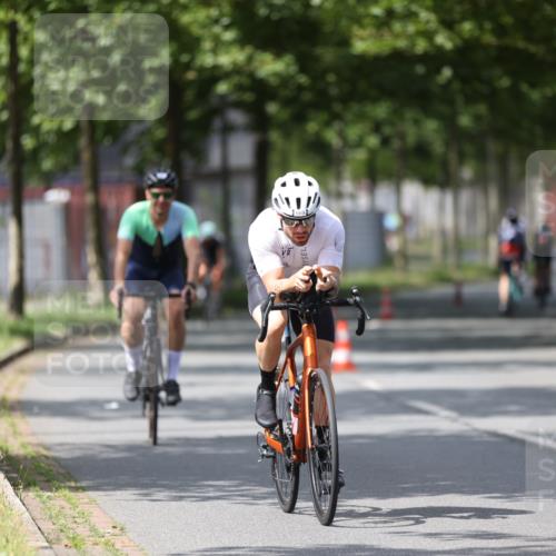 10.08.2025 - GEWOBA Citytriathlon Bremen Yannick Fuchs http://msf.ph/oto/8540992 10.08.2025 12:44:21 Radfahren 586, 661, 669, 693, 703, 713, 731, 746, 911, 965 meine-sportfotos.de