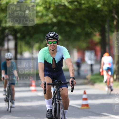 10.08.2025 - GEWOBA Citytriathlon Bremen Yannick Fuchs http://msf.ph/oto/8541005 10.08.2025 12:44:23 Radfahren 586, 661, 669, 693, 703, 713, 731, 746, 911, 965 meine-sportfotos.de