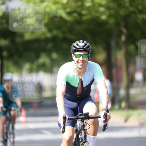 10.08.2025 - GEWOBA Citytriathlon Bremen Yannick Fuchs http://msf.ph/oto/8541010 10.08.2025 12:44:23 Radfahren 586, 661, 669, 693, 703, 713, 731, 746, 911, 965 meine-sportfotos.de