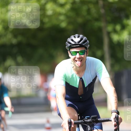 10.08.2025 - GEWOBA Citytriathlon Bremen Yannick Fuchs http://msf.ph/oto/8541014 10.08.2025 12:44:24 Radfahren 586, 661, 669, 693, 703, 713, 731, 746, 911, 965 meine-sportfotos.de
