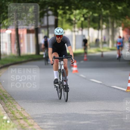 10.08.2025 - GEWOBA Citytriathlon Bremen Yannick Fuchs http://msf.ph/oto/8541029 10.08.2025 12:44:27 Radfahren 586, 669, 693, 703, 713, 746, 800, 911, 965 meine-sportfotos.de