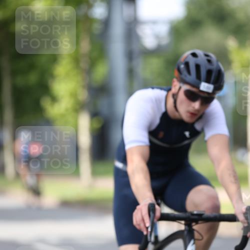 10.08.2025 - GEWOBA Citytriathlon Bremen Yannick Fuchs http://msf.ph/oto/8541060 10.08.2025 12:44:33 Radfahren 586, 607, 669, 713, 746, 800, 819, 911, 958, 965, 1030 meine-sportfotos.de