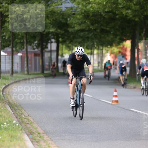 10.08.2025 - GEWOBA Citytriathlon Bremen Yannick Fuchs http://msf.ph/oto/8541065 10.08.2025 12:44:34 Radfahren 586, 607, 669, 713, 746, 800, 819, 911, 958, 965, 1030 meine-sportfotos.de