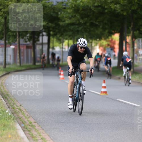 10.08.2025 - GEWOBA Citytriathlon Bremen Yannick Fuchs http://msf.ph/oto/8541067 10.08.2025 12:44:35 Radfahren 586, 607, 669, 800, 809, 819, 911, 958, 965, 1030 meine-sportfotos.de