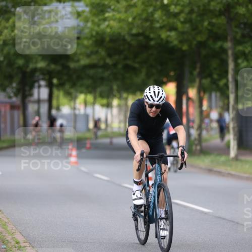 10.08.2025 - GEWOBA Citytriathlon Bremen Yannick Fuchs http://msf.ph/oto/8541071 10.08.2025 12:44:35 Radfahren 586, 607, 669, 800, 809, 819, 911, 958, 965, 1030 meine-sportfotos.de