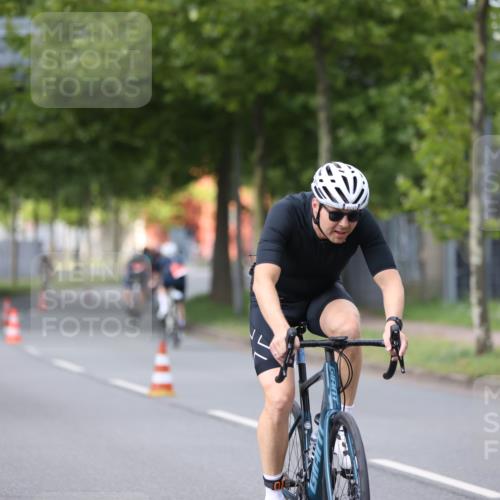 10.08.2025 - GEWOBA Citytriathlon Bremen Yannick Fuchs http://msf.ph/oto/8541075 10.08.2025 12:44:35 Radfahren 586, 607, 669, 800, 809, 819, 911, 958, 965, 1030 meine-sportfotos.de