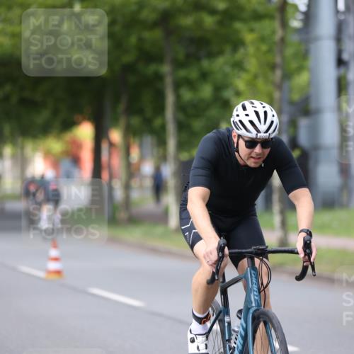 10.08.2025 - GEWOBA Citytriathlon Bremen Yannick Fuchs http://msf.ph/oto/8541077 10.08.2025 12:44:35 Radfahren 586, 607, 669, 800, 809, 819, 911, 958, 965, 1030 meine-sportfotos.de