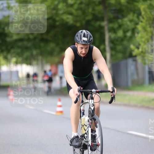 10.08.2025 - GEWOBA Citytriathlon Bremen Yannick Fuchs http://msf.ph/oto/8541138 10.08.2025 12:44:47 Radfahren 607, 638, 716, 786, 800, 809, 819, 958, 1030 meine-sportfotos.de