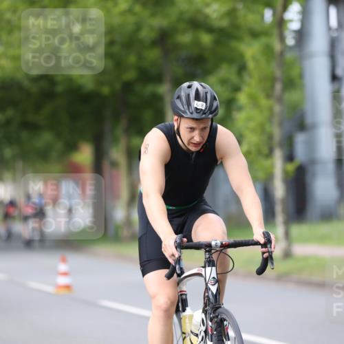 10.08.2025 - GEWOBA Citytriathlon Bremen Yannick Fuchs http://msf.ph/oto/8541139 10.08.2025 12:44:47 Radfahren 607, 638, 716, 786, 800, 809, 819, 958, 1030 meine-sportfotos.de