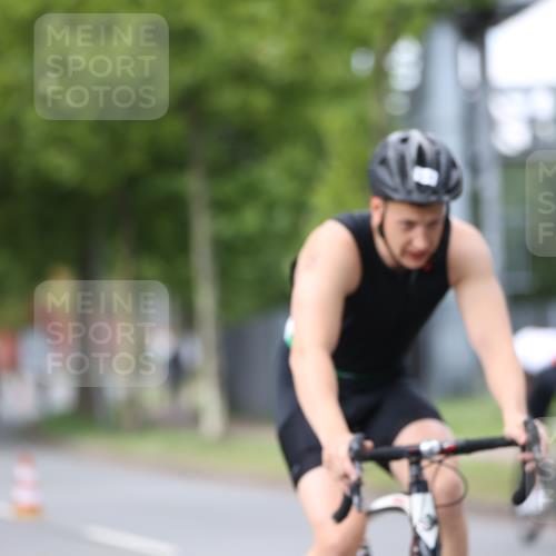 10.08.2025 - GEWOBA Citytriathlon Bremen Yannick Fuchs http://msf.ph/oto/8541141 10.08.2025 12:44:47 Radfahren 607, 638, 716, 786, 800, 809, 819, 958, 1030 meine-sportfotos.de