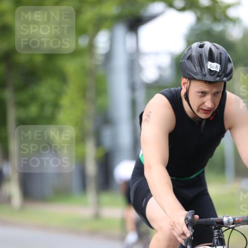 10.08.2025 - GEWOBA Citytriathlon Bremen Yannick Fuchs http://msf.ph/oto/8541144 10.08.2025 12:44:47 Radfahren 607, 638, 716, 786, 800, 809, 819, 958, 1030 meine-sportfotos.de