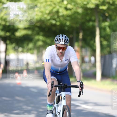 10.08.2025 - GEWOBA Citytriathlon Bremen Yannick Fuchs http://msf.ph/oto/8541231 10.08.2025 10:36:25 Radfahren 99, 117, 159, 231, 378, 397, 401, 447, 450 meine-sportfotos.de