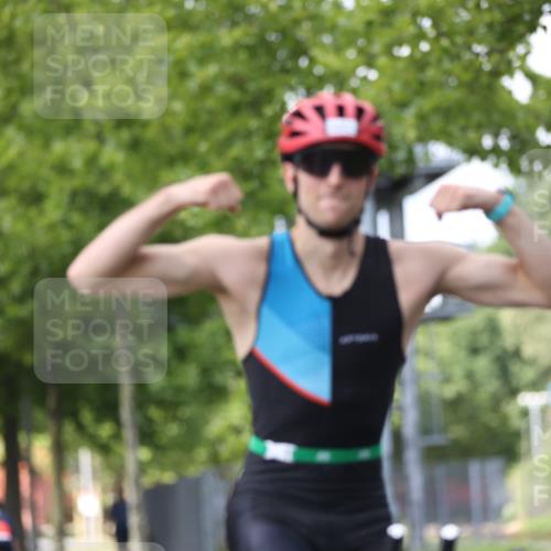 10.08.2025 - GEWOBA Citytriathlon Bremen Yannick Fuchs http://msf.ph/oto/8541232 10.08.2025 12:45:04 Radfahren 633, 638, 647, 712, 716, 727, 786, 808, 816 meine-sportfotos.de