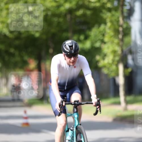 10.08.2025 - GEWOBA Citytriathlon Bremen Yannick Fuchs http://msf.ph/oto/8541245 10.08.2025 12:45:11 Radfahren 633, 647, 712, 727, 786, 808, 816, 828, 851 meine-sportfotos.de