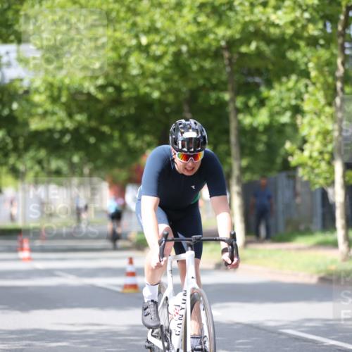 10.08.2025 - GEWOBA Citytriathlon Bremen Yannick Fuchs http://msf.ph/oto/8541277 10.08.2025 12:45:16 Radfahren 633, 647, 712, 724, 808, 816, 828, 851, 946, 1022 meine-sportfotos.de