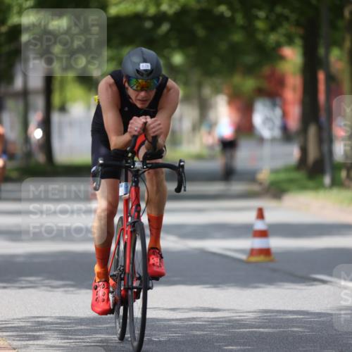 10.08.2025 - GEWOBA Citytriathlon Bremen Yannick Fuchs http://msf.ph/oto/8541283 10.08.2025 12:45:17 Radfahren 633, 647, 712, 724, 808, 816, 828, 851, 946, 1022 meine-sportfotos.de