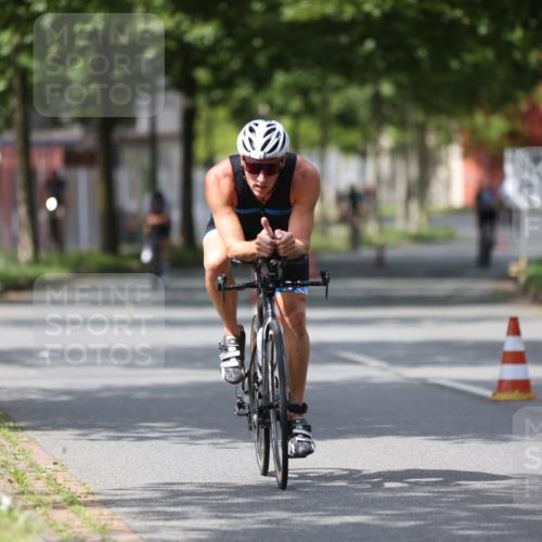 10.08.2025 - GEWOBA Citytriathlon Bremen Yannick Fuchs http://msf.ph/oto/8541296 10.08.2025 12:45:19 Radfahren 633, 712, 724, 808, 828, 851, 946, 1022 meine-sportfotos.de