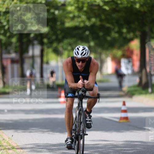10.08.2025 - GEWOBA Citytriathlon Bremen Yannick Fuchs http://msf.ph/oto/8541302 10.08.2025 12:45:19 Radfahren 633, 712, 724, 808, 828, 851, 946, 1022 meine-sportfotos.de