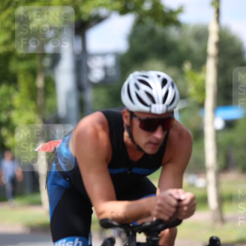 10.08.2025 - GEWOBA Citytriathlon Bremen Yannick Fuchs http://msf.ph/oto/8541313 10.08.2025 12:45:20 Radfahren 633, 676, 712, 724, 808, 828, 851, 946, 1022 meine-sportfotos.de